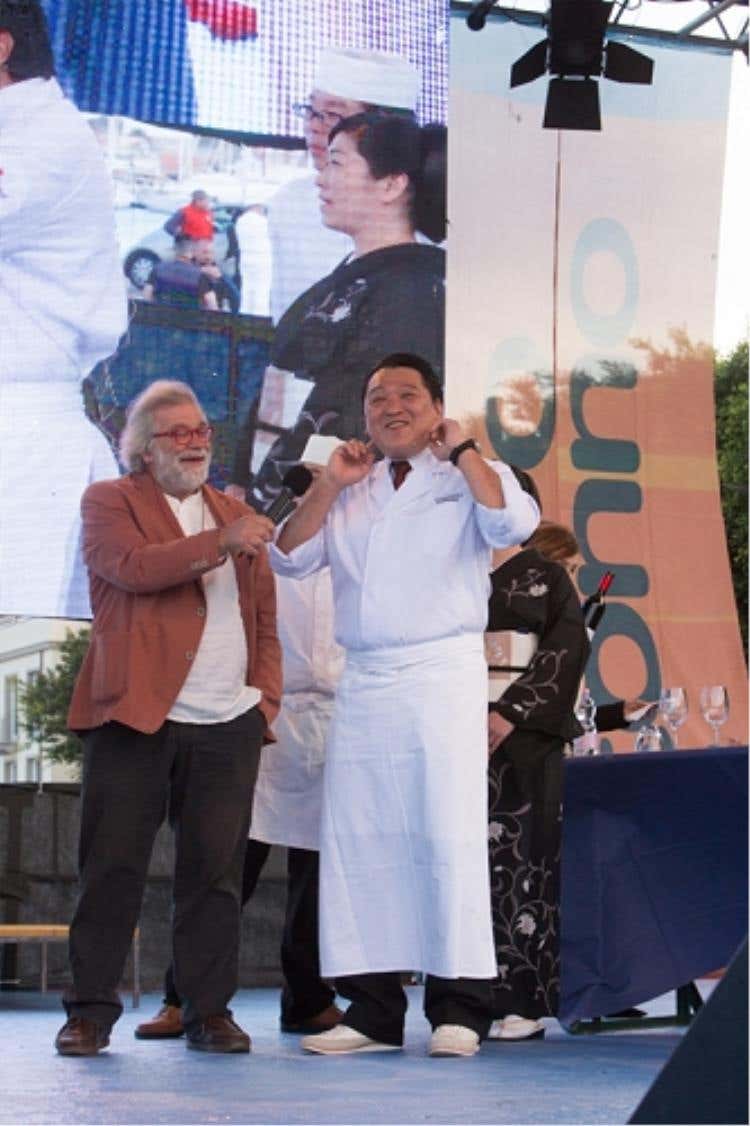 Il presidente di giuria Pio D’Emilia, corrispondente di Sky Tv per l’asia orientale che intervista in giapponese lo chef Hiroyuki Kurosu